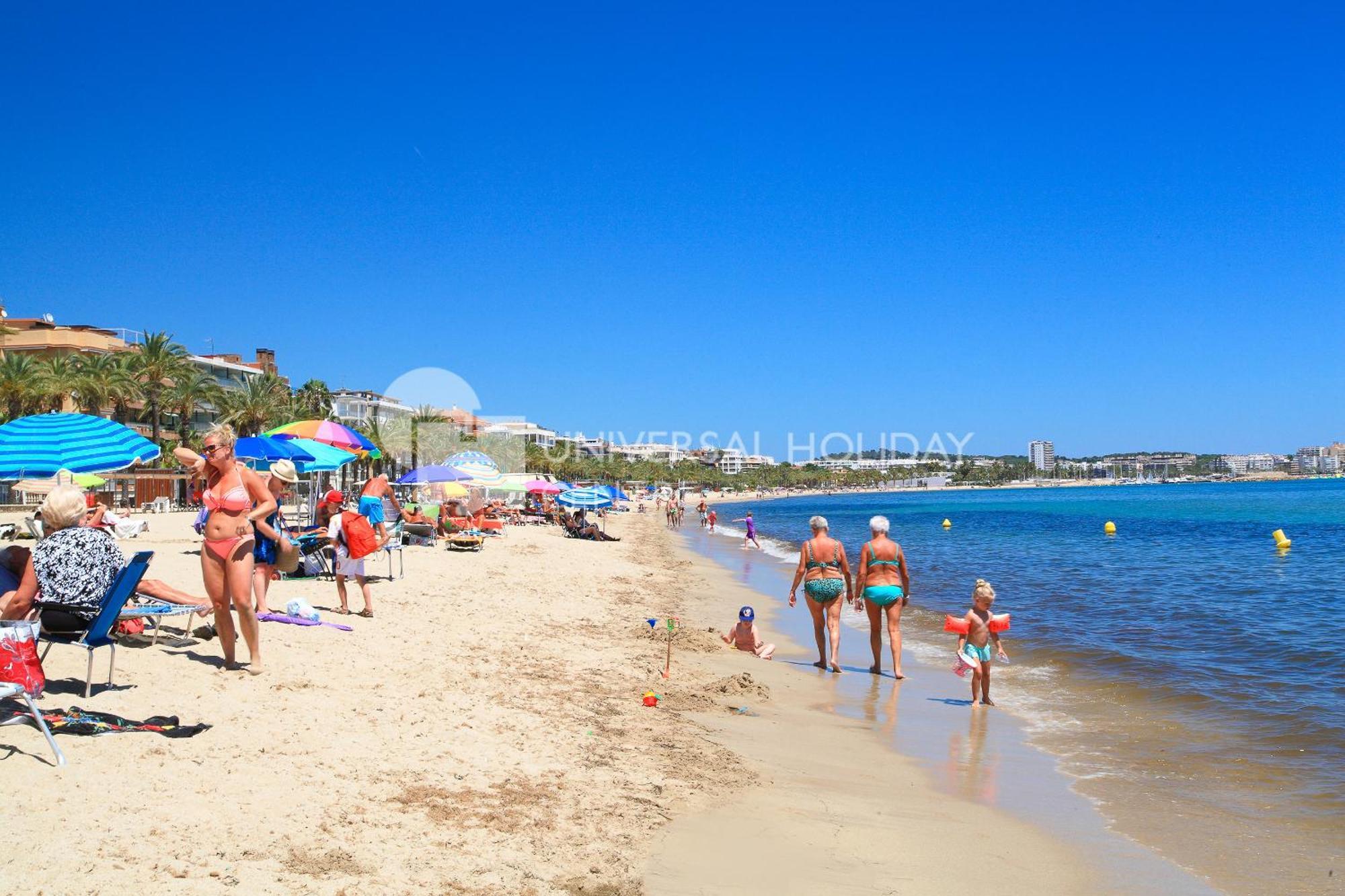 Uhc Els Pins Apartments Salou Bagian luar foto