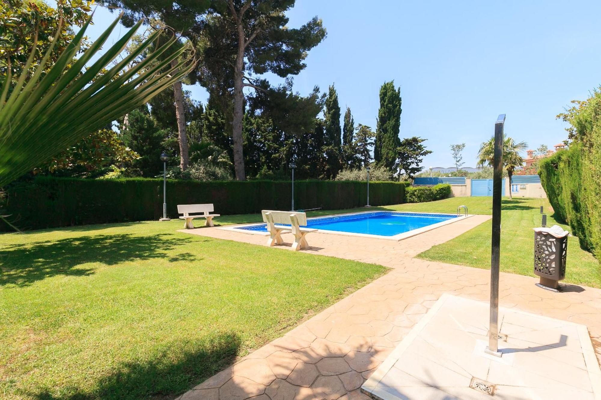 Uhc Els Pins Apartments Salou Bagian luar foto