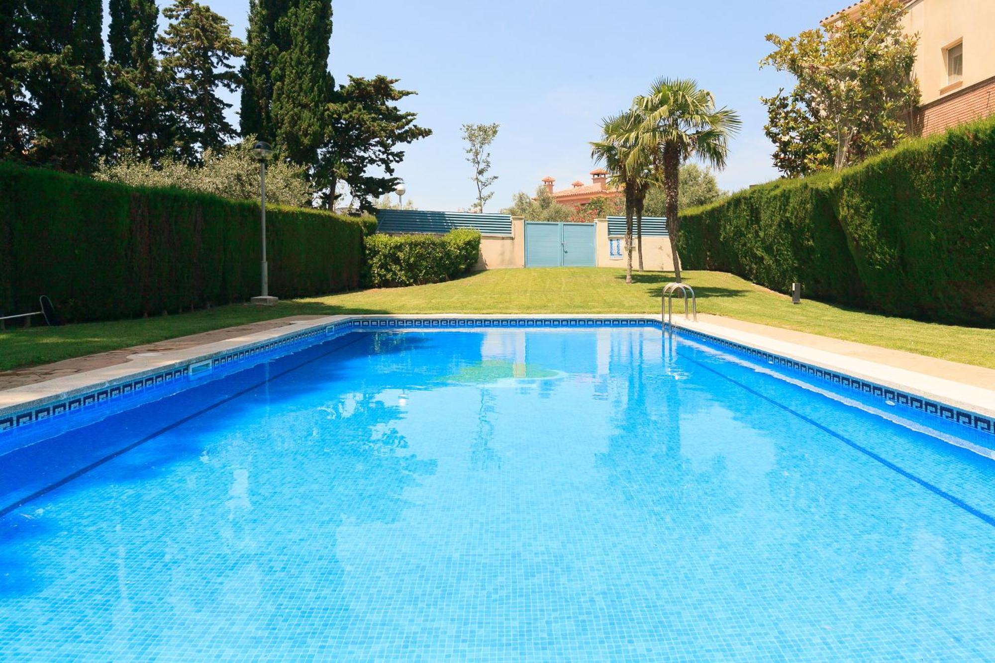 Uhc Els Pins Apartments Salou Bagian luar foto